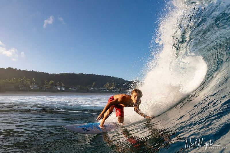 Surfista agachado dentro del tubo