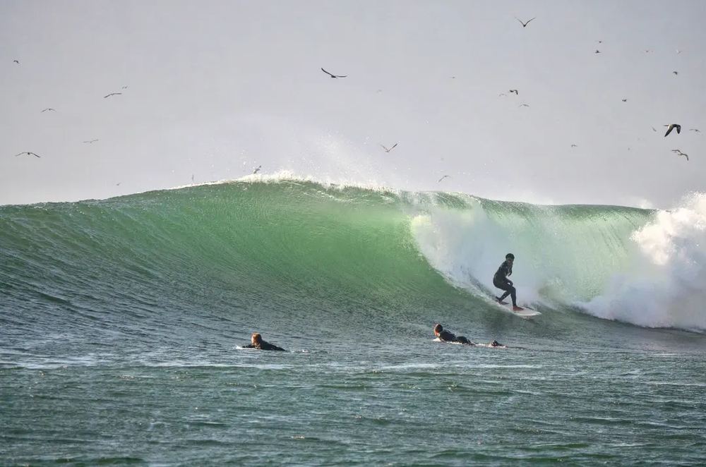 Surfista dentro de un tubo verde